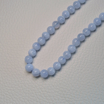 Echte Blauer Chalcedon Perlenkette, 6mm, aus Namibia, mit Metall Verschluss – eleganter Edelsteinschmuck. Nahansicht.