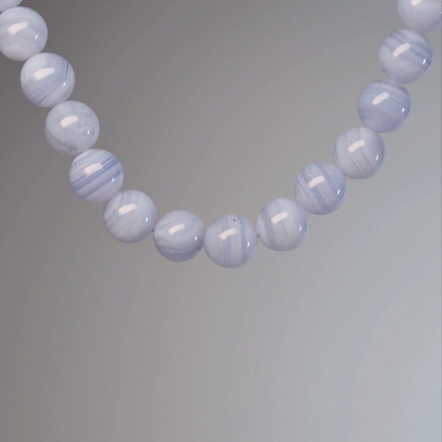 Echte Chalcedon Perlenkette, 8mm, aus Namibia, mit hochwertigem 925 Sterlingsilber Verschluss – eleganter Edelsteinschmuck. Nahansicht.