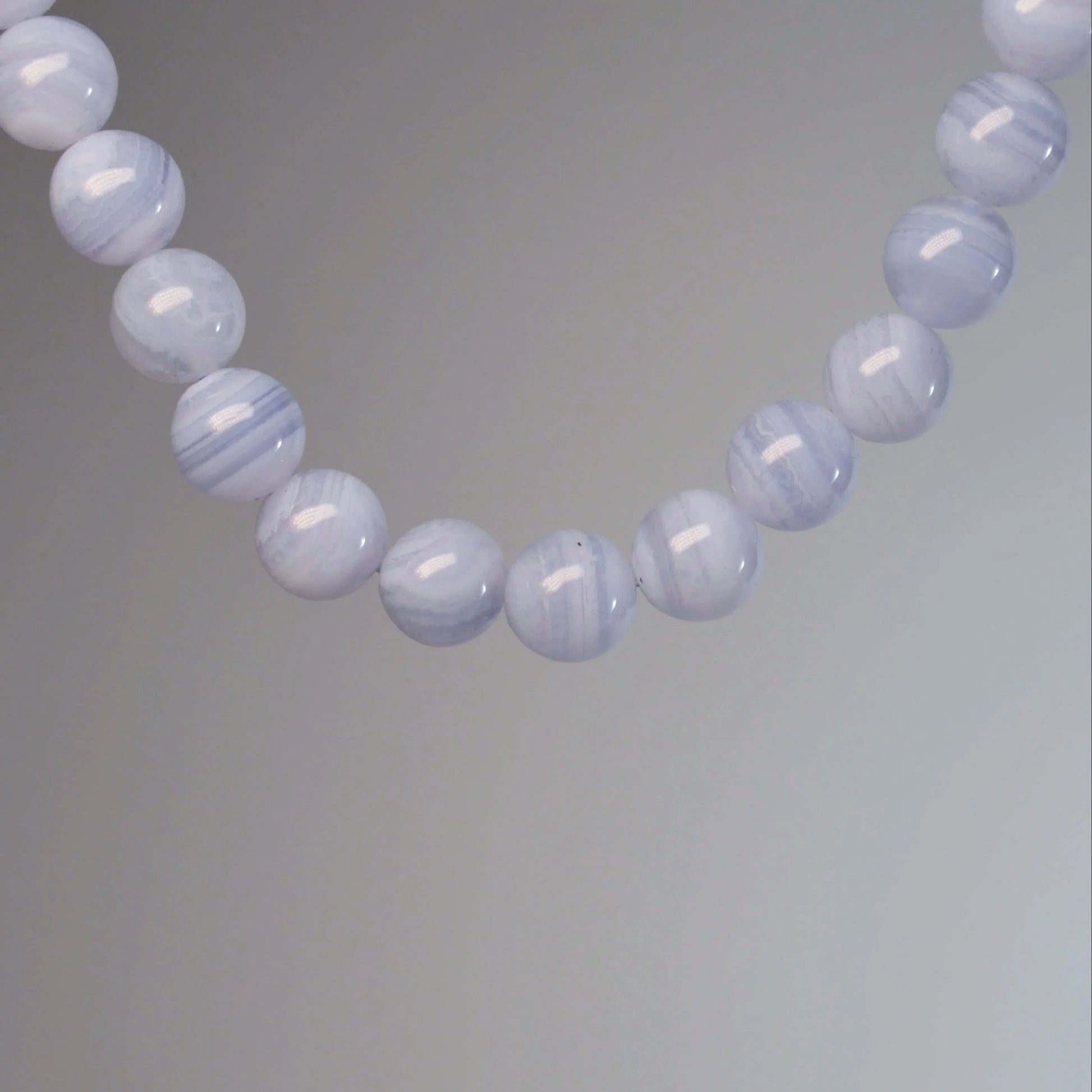 Echte Chalcedon Perlenkette, 8mm, aus Namibia, mit hochwertigem 925 Sterlingsilber Verschluss – eleganter Edelsteinschmuck. Nahansicht.