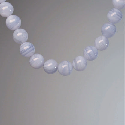 Echte Chalcedon Perlenkette, 8mm, aus Namibia, mit hochwertigem 925 Sterlingsilber Verschluss – eleganter Edelsteinschmuck. Nahansicht.