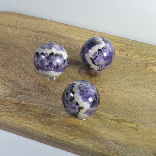 Kleine Chevron Amethyst Kugel aus echtem Naturstein, 40–45 mm.