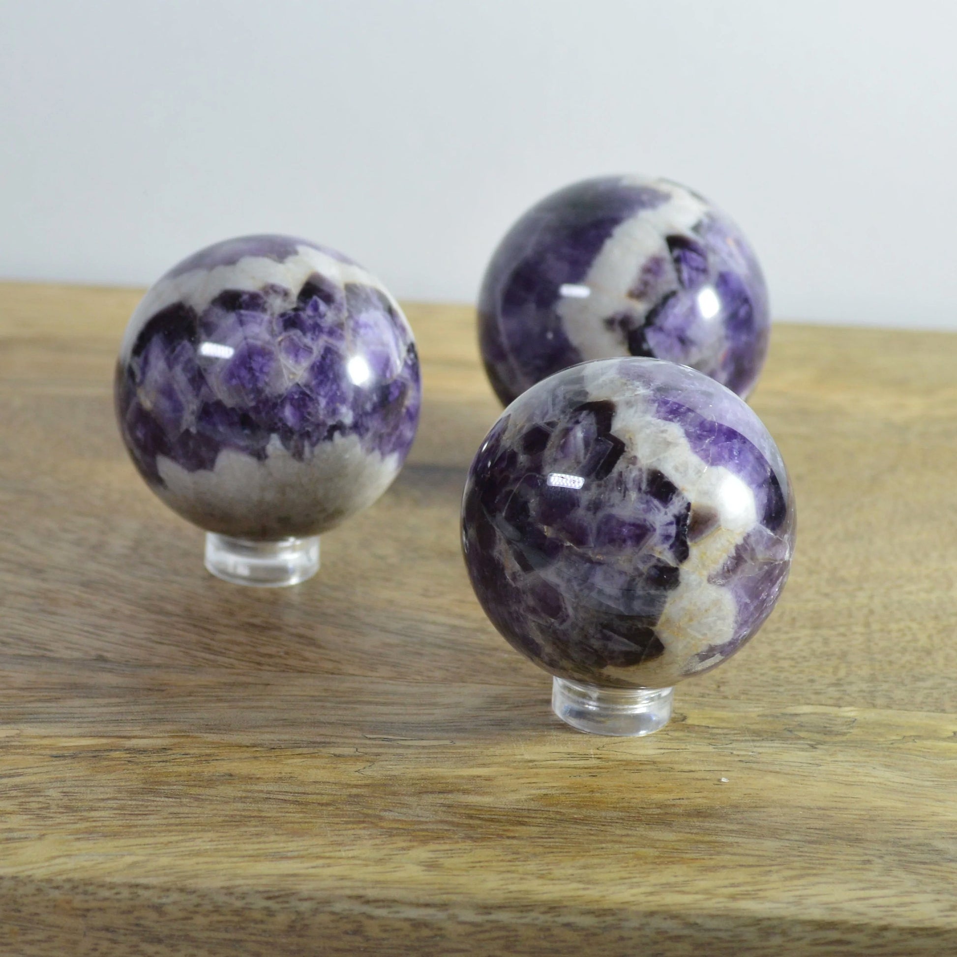 Chevron Amethyst Kugel mit schöner violett-weißer Musterung, ca. 40 -45mm.