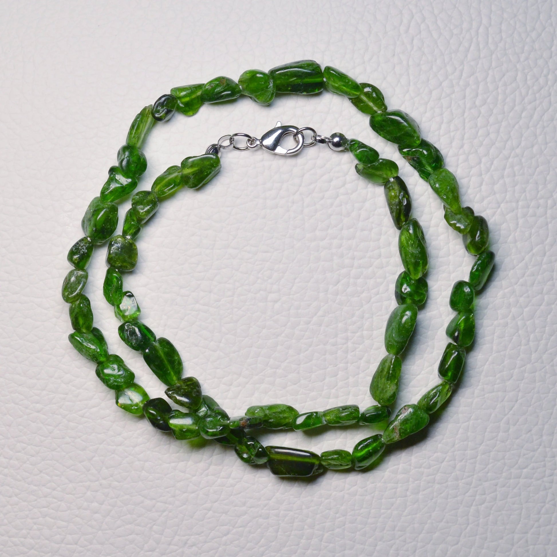 Chromdiopsid Halskette aus Natursteinperlen - extra Qualität, 45 cm lang, mit Metallverschluss – Edelsteinschmuck.