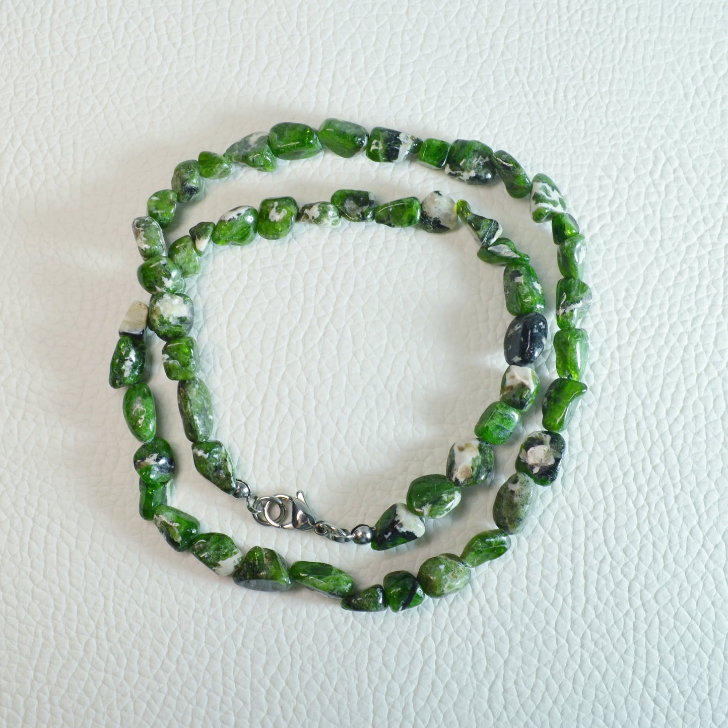 Chromdiopsid Halskette aus Natursteinperlen, 45 cm lang, mit Metallverschluss – Edelsteinschmuck.