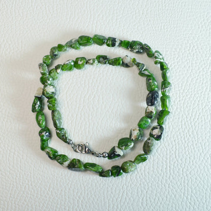 Chromdiopsid Halskette aus Natursteinperlen, 45 cm lang, mit Metallverschluss – Edelsteinschmuck.