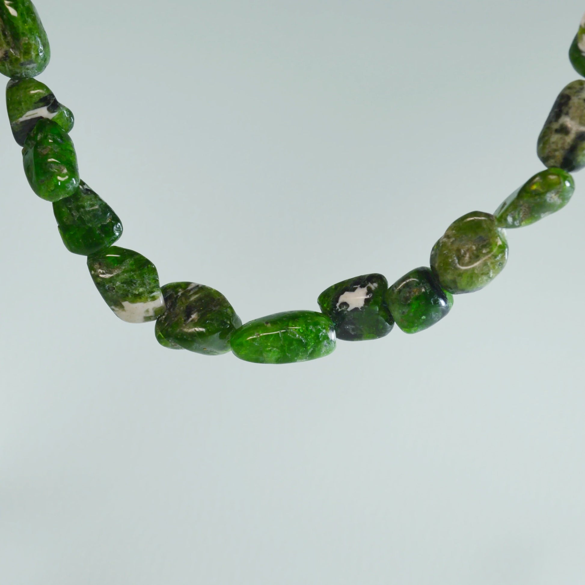 Echte Chromdiopsid Kette mit Kristallnuggets – 45 cm Edelstein Halskette. Nahansicht.