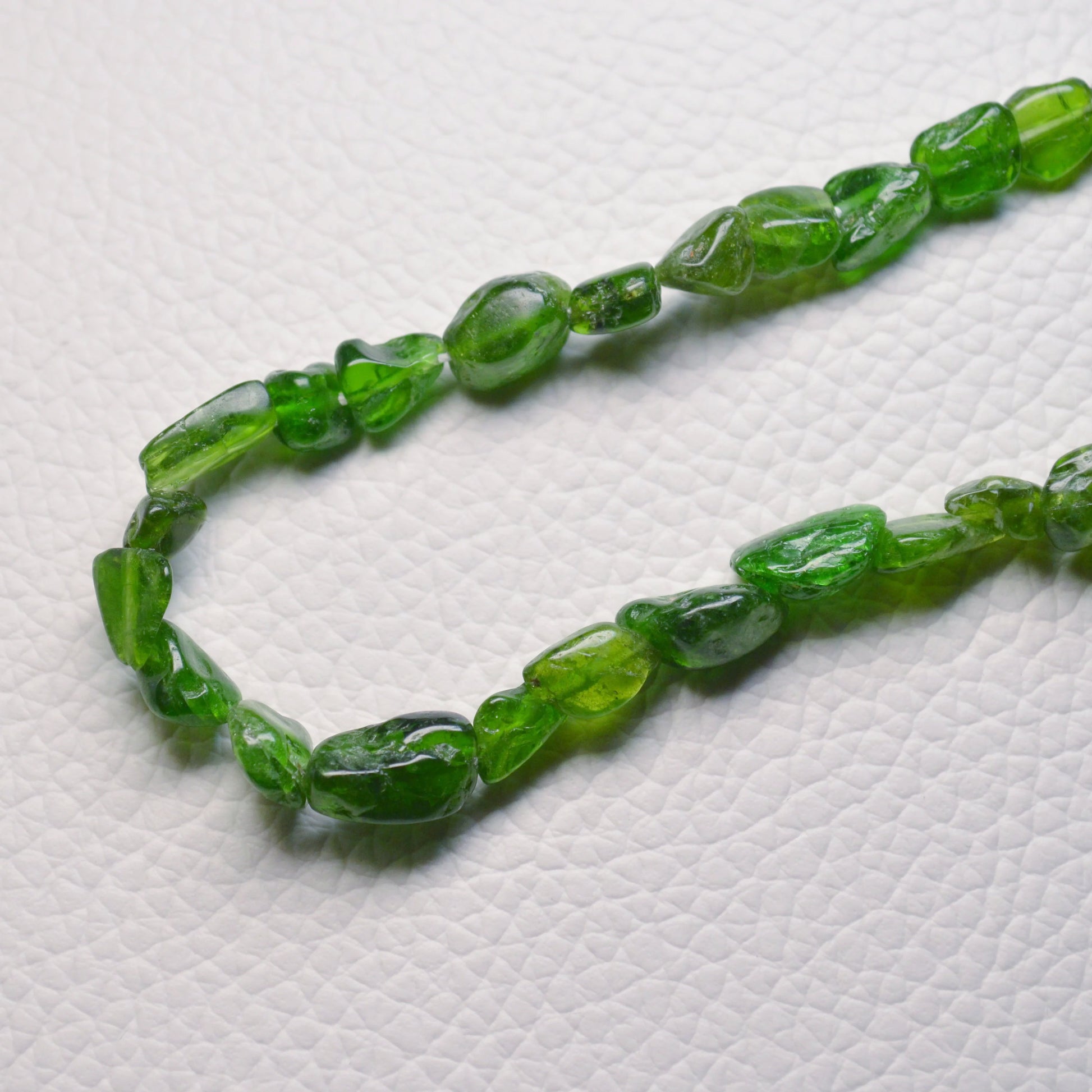 Echte Chromdiopsid Kette mit extra Kristallnuggets – 45 cm Edelstein Halskette. Nahansicht.