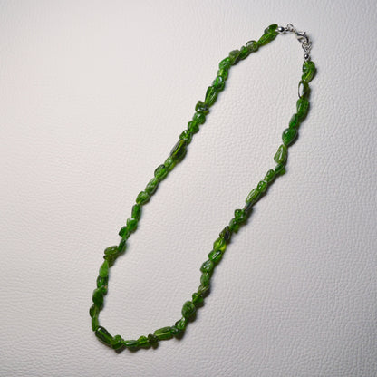 Chromdiopsid Nuggetkette aus echtem Naturstein, extra – Kristallschmuck mit Metallverschluss. Gesamtansicht.