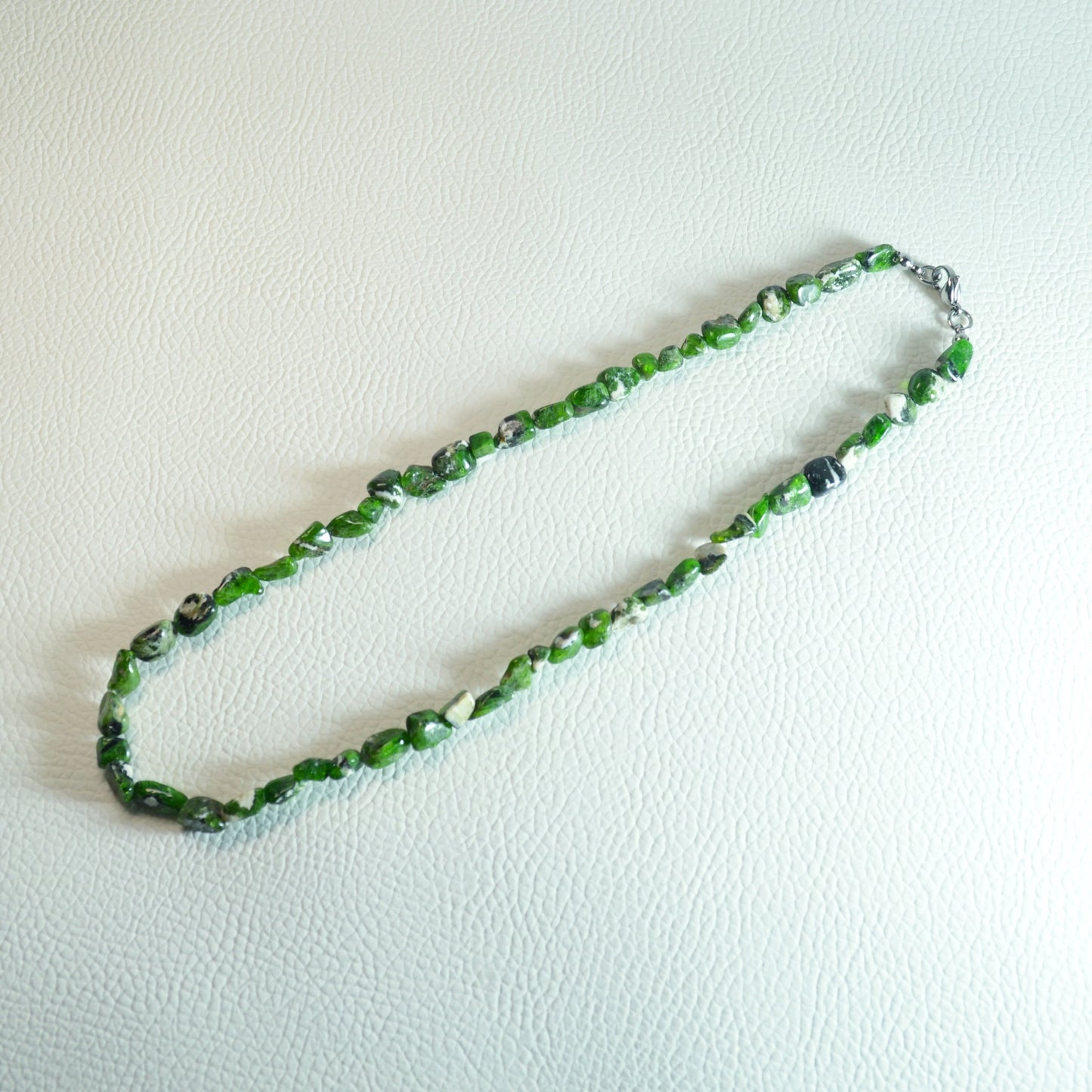 Chromdiopsid Nuggetkette aus echtem Naturstein – Kristallschmuck mit Metallverschluss. Gesamtansicht.