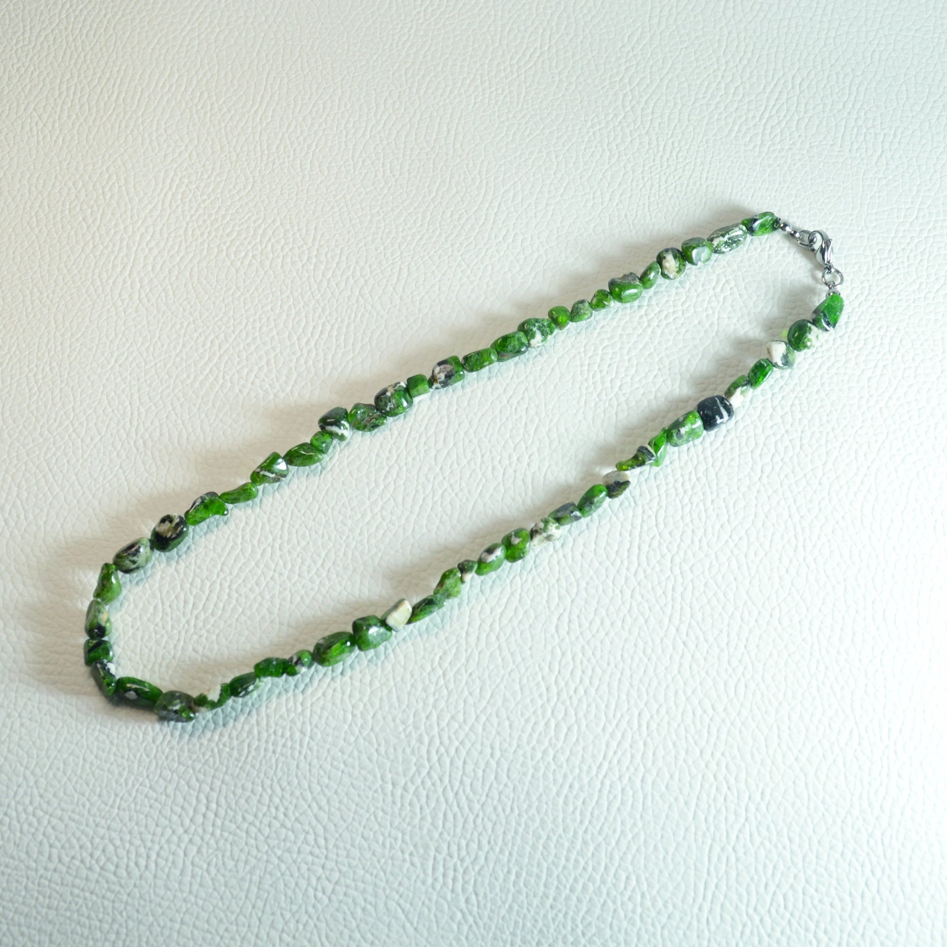 Chromdiopsid Nuggetkette aus echtem Naturstein – Kristallschmuck mit Metallverschluss. Gesamtansicht.