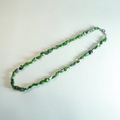Chromdiopsid Nuggetkette aus echtem Naturstein – Kristallschmuck mit Metallverschluss. Gesamtansicht.