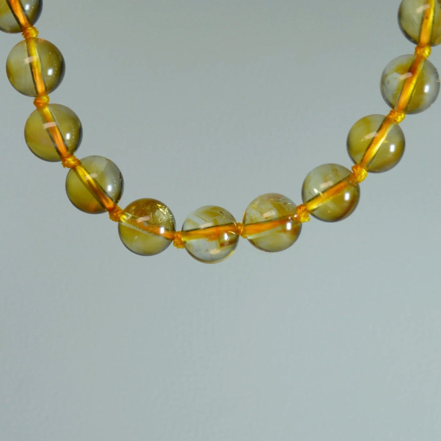 Citrin Kette mit gebrannten Kristallperlen – 45 cm Edelstein Halskette. Nahansicht.