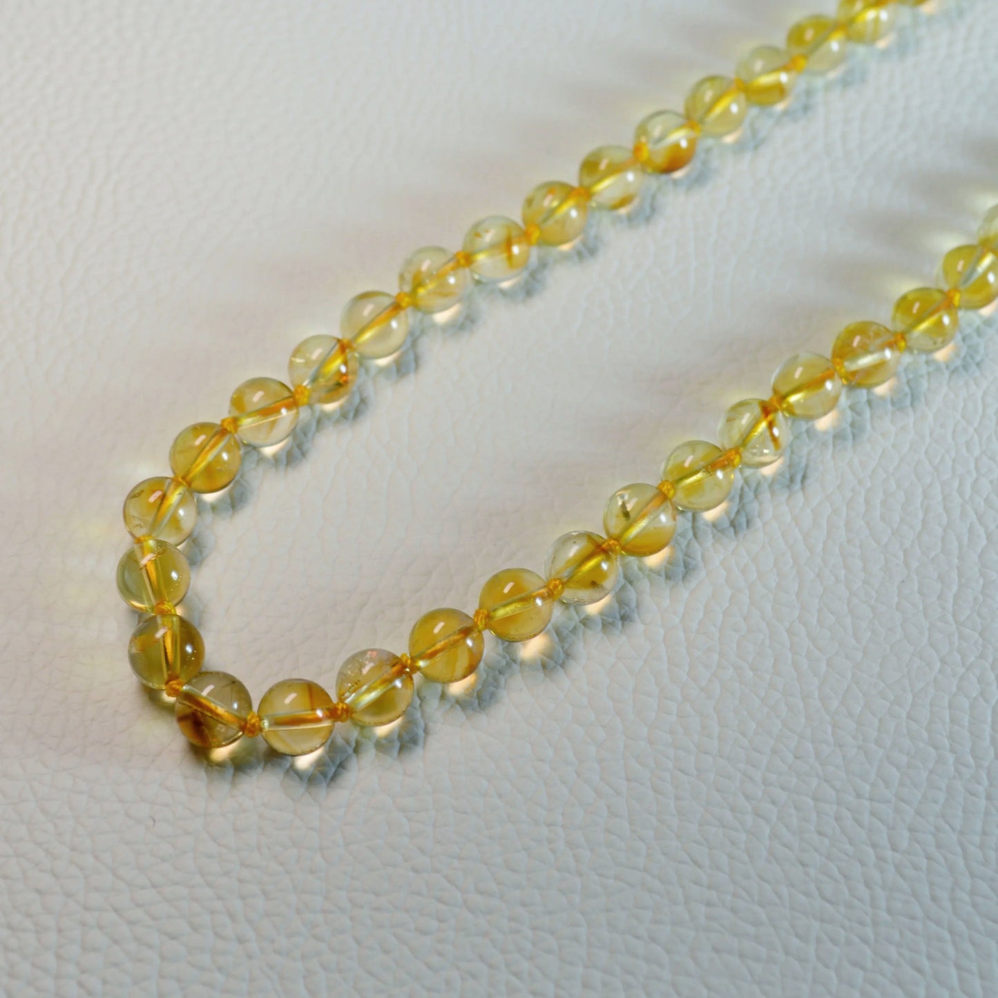 Elegante Citrin Kette mit 8mm Kristallperlen – perfekt als Geschenk oder für den Alltag. Nahansicht.