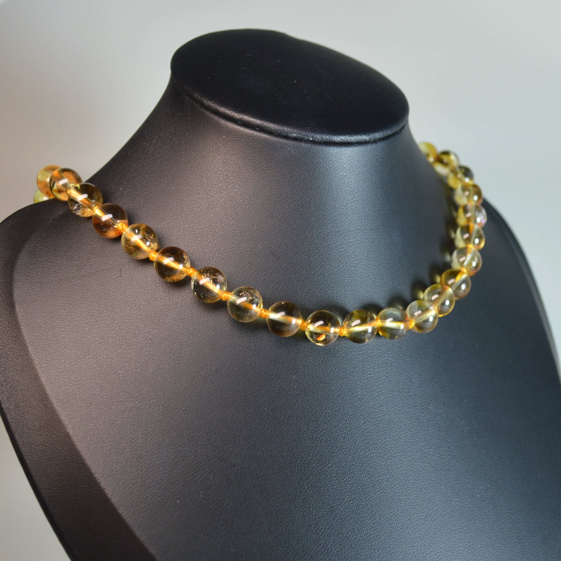 Citrin Perlenkette aus 8mm Naturstein auf Büste – Kristallschmuck mit Metallverschluss. 