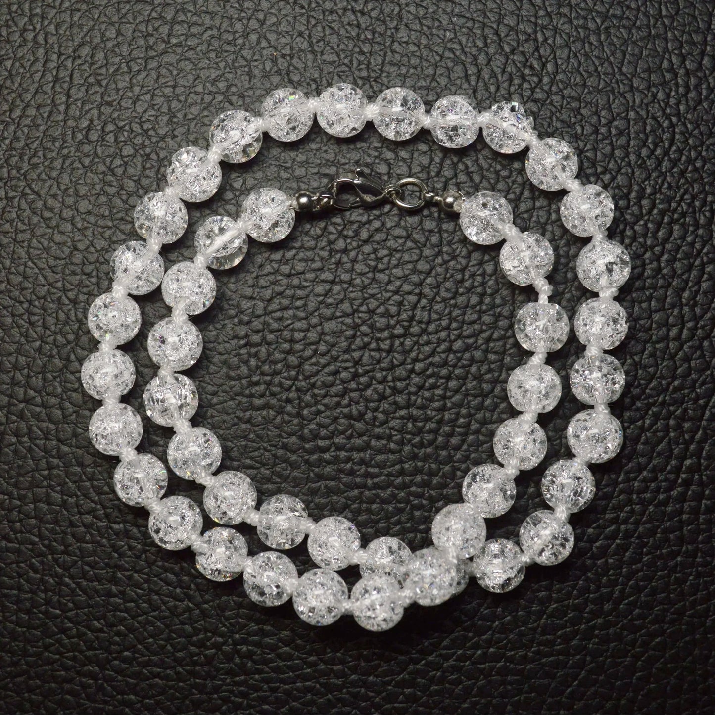 Cracked Bergkristall Halskette aus 8mm Natursteinperlen, 45 cm lang, mit Metallverschluss – funkelnder Edelsteinschmuck.