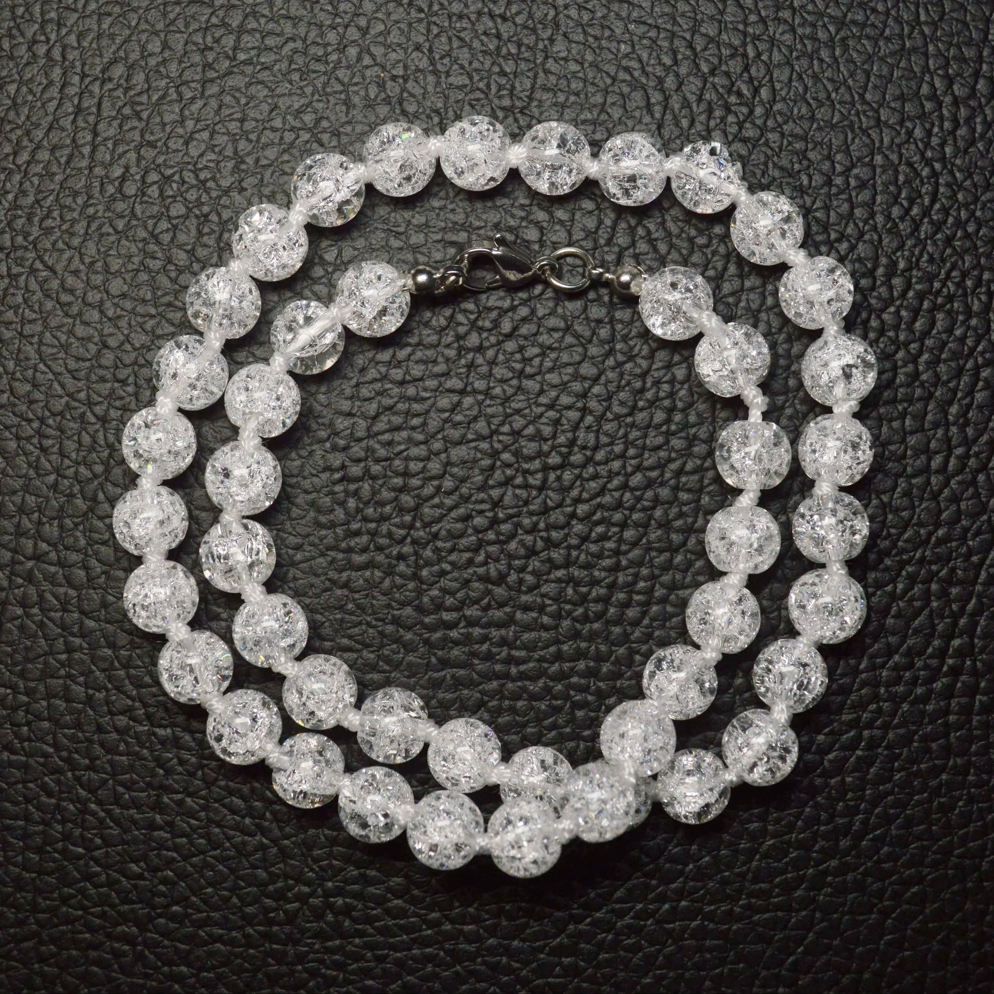 Cracked Bergkristall Halskette aus 8mm Natursteinperlen, 45 cm lang, mit Metallverschluss – funkelnder Edelsteinschmuck.