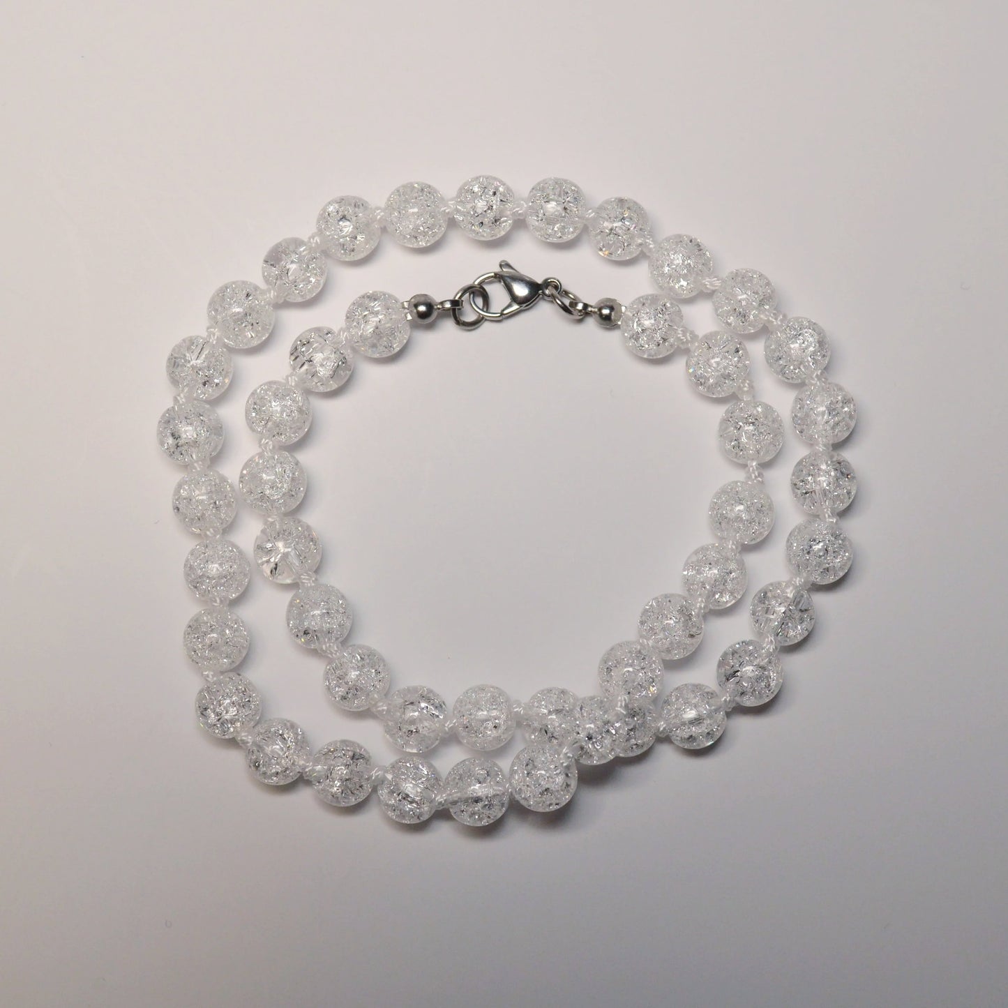 Elegante Cracked Bergkristall Kette mit transparenten 8mm Kristallperlen – perfekt als Geschenk oder für den Alltag.