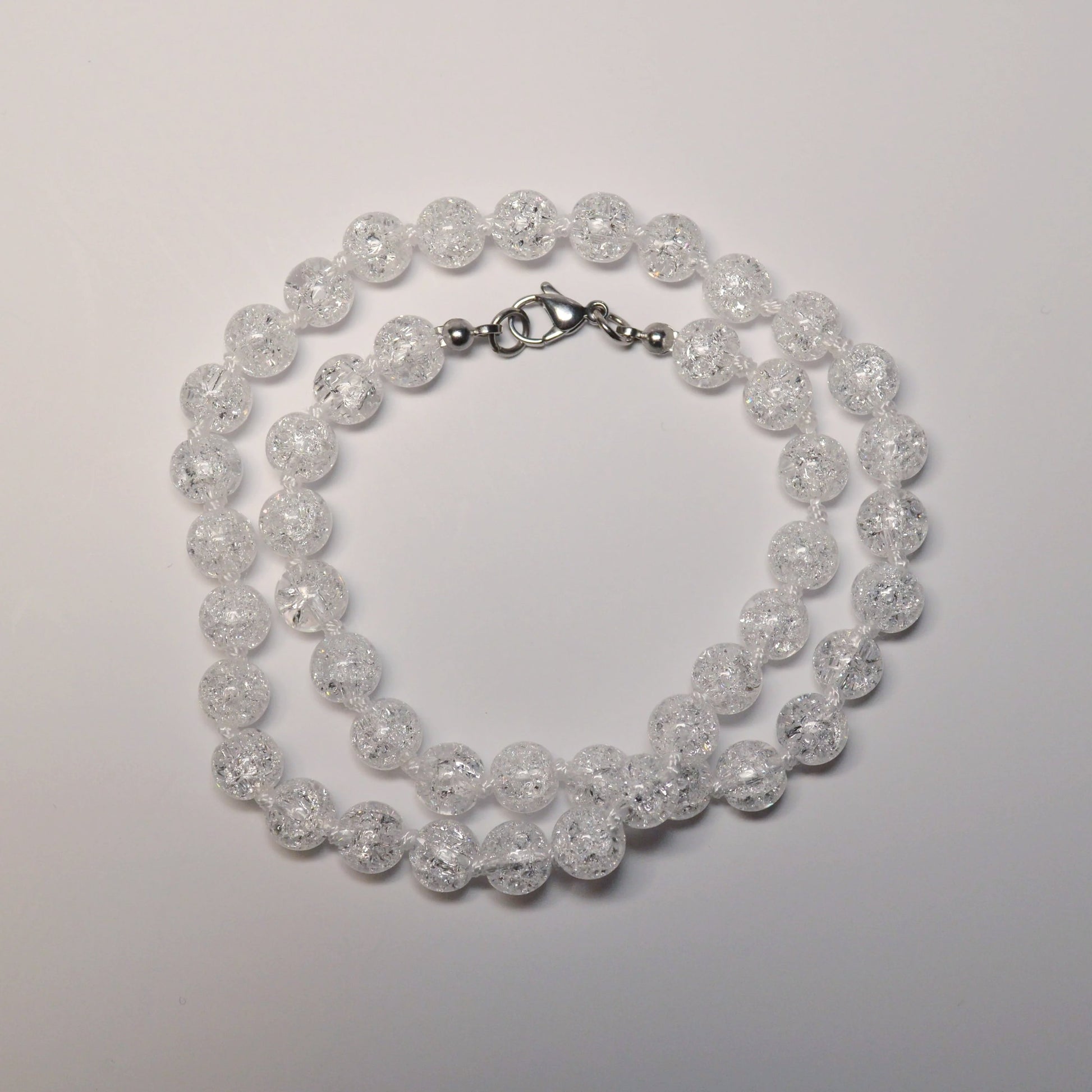 Elegante Cracked Bergkristall Kette mit transparenten 8mm Kristallperlen – perfekt als Geschenk oder für den Alltag.