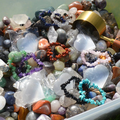 Natural Crystals - Crystal Confetti (Kristallmischung) aus Trommelsteinen, Kristallen, Splitterarmbändern und mehr.