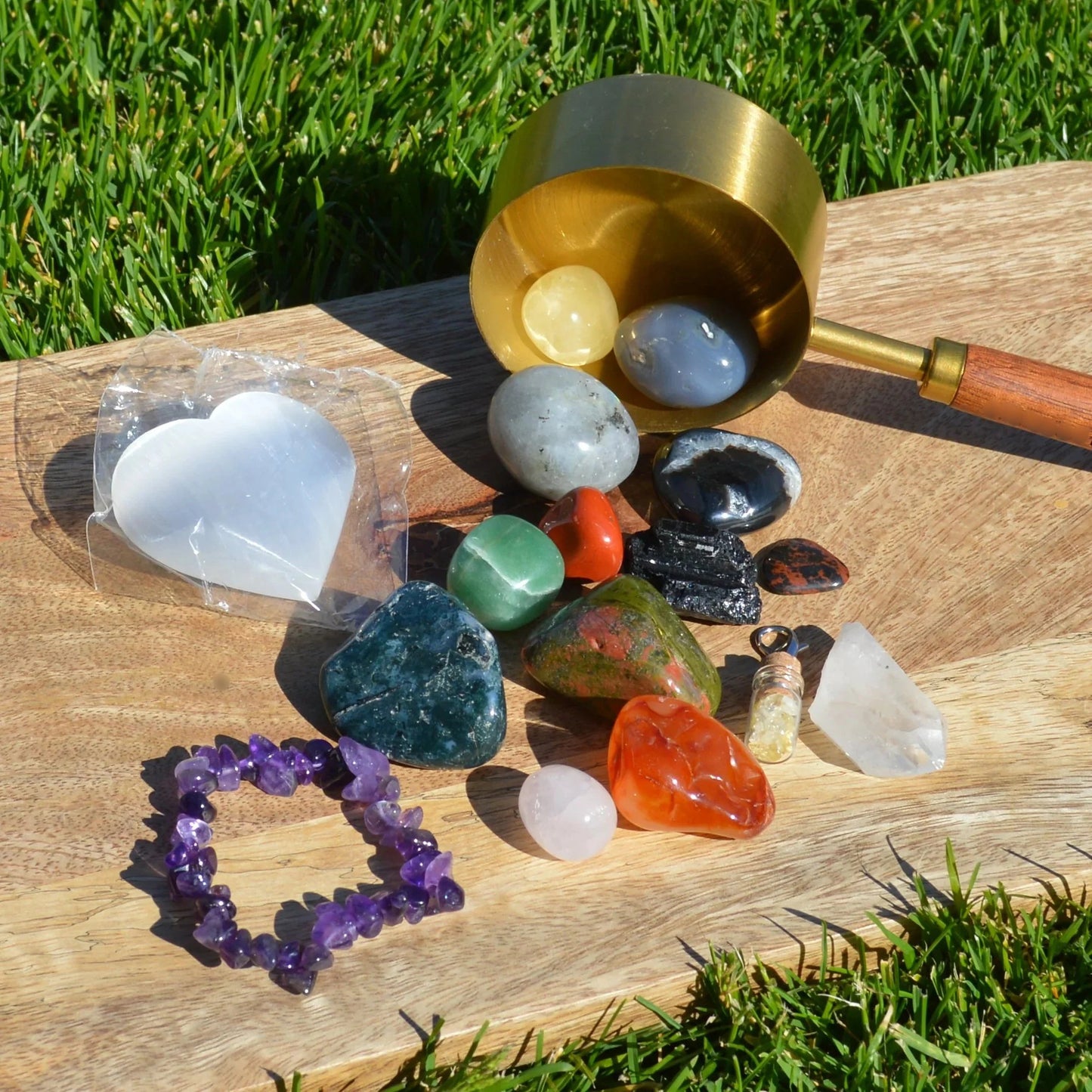 Natural Crystals - Beispielscoop Crystal Confetti (Kristallmischung) aus Splitterarmbändern, Herzen und mehr. 