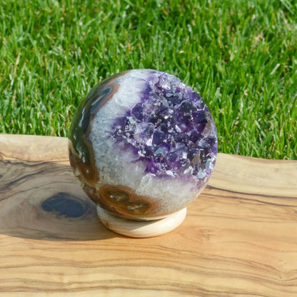 Handverlesene Amethyst Kugel mit Druzy, dekorativer Naturstein aus Uruguay.