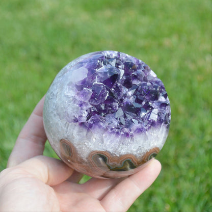 Kristallkugel aus Amethyst mit Druse, Naturstein ca. 90mm aus Uruguay.