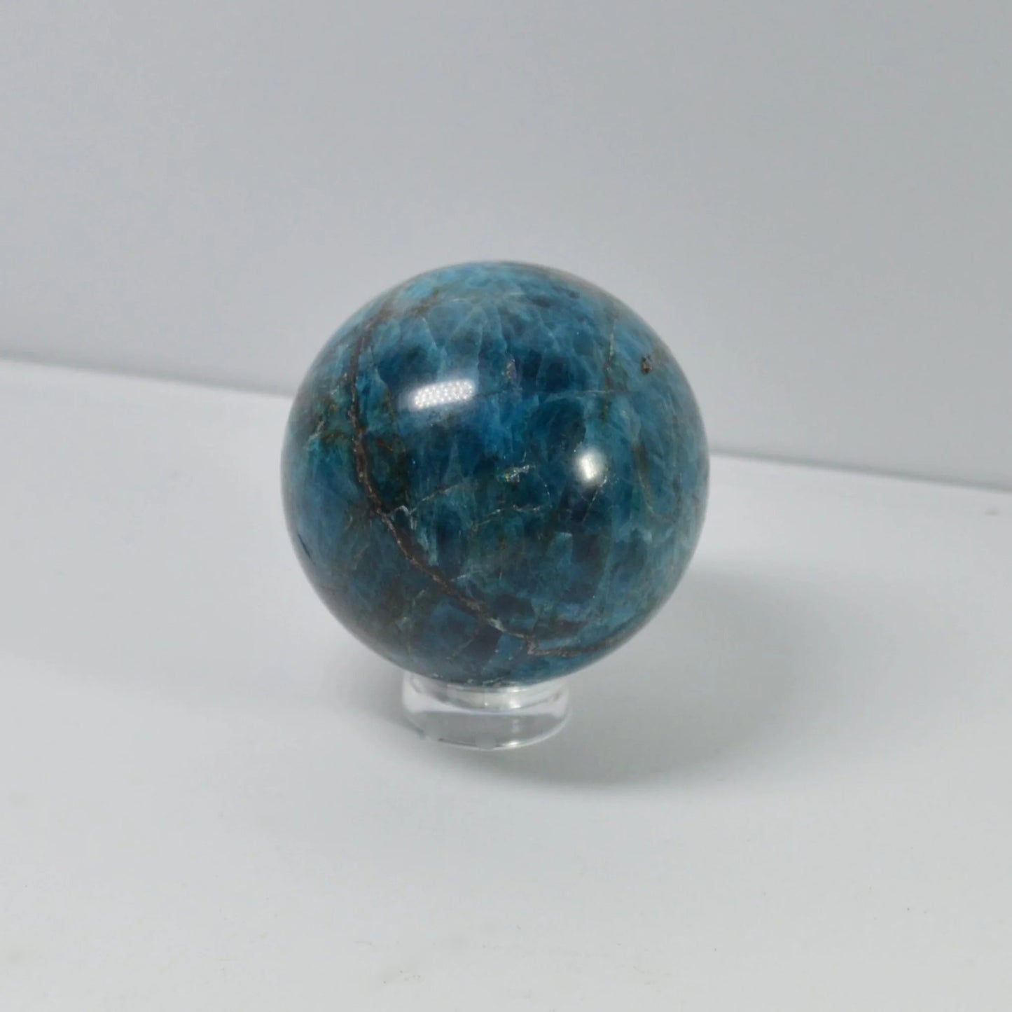 Dunkle kleine Apatit Kugel in Nahaufnahme – faszinierender Naturstein.