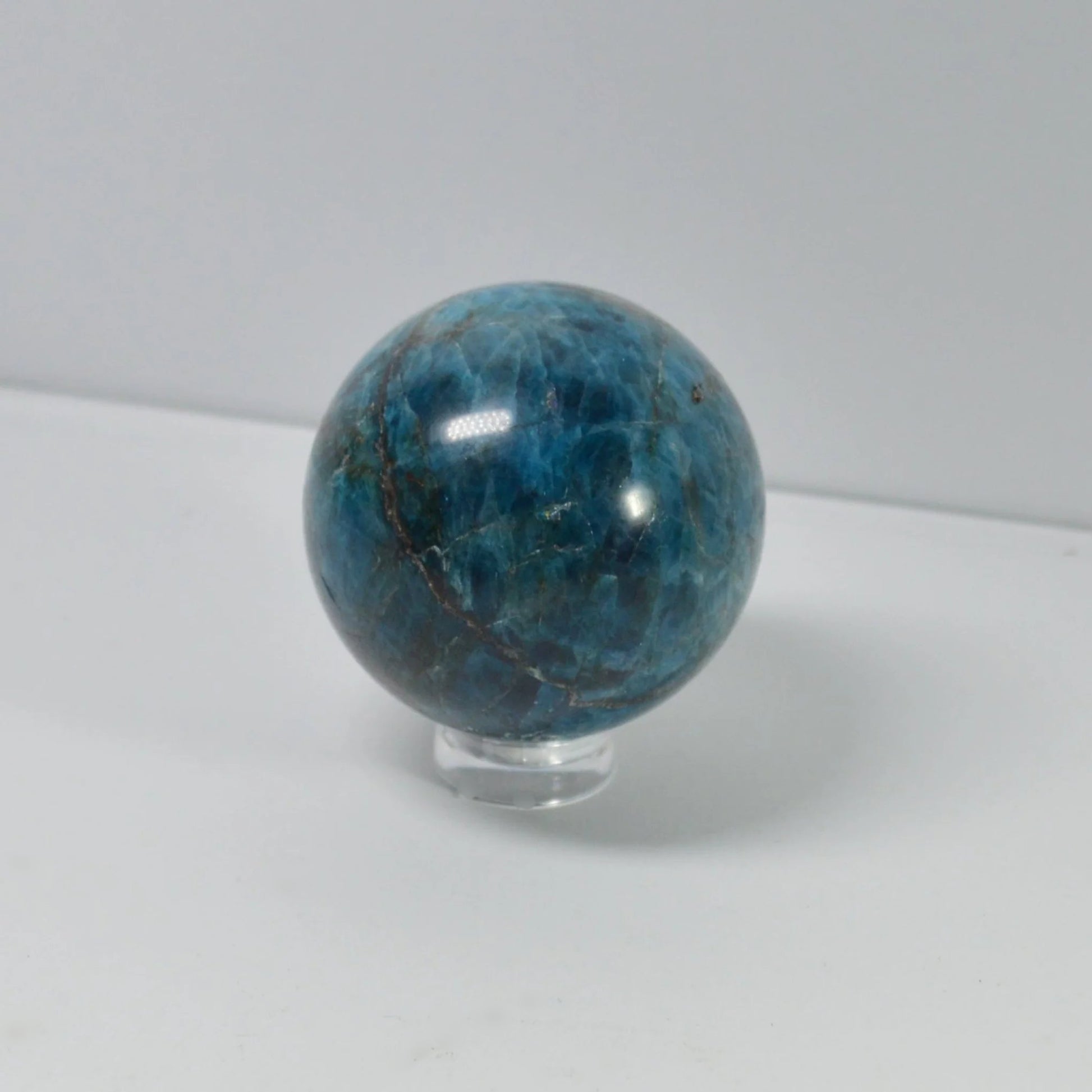 Dunkle kleine Apatit Kugel in Nahaufnahme – faszinierender Naturstein.