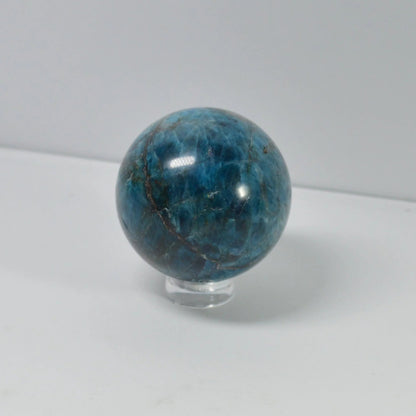 Dunkle kleine Apatit Kugel in Nahaufnahme – faszinierender Naturstein.