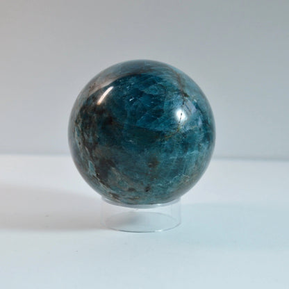 Detailaufnahme der mittleren Apatit Kugel – kräftige, tiefe Farben.