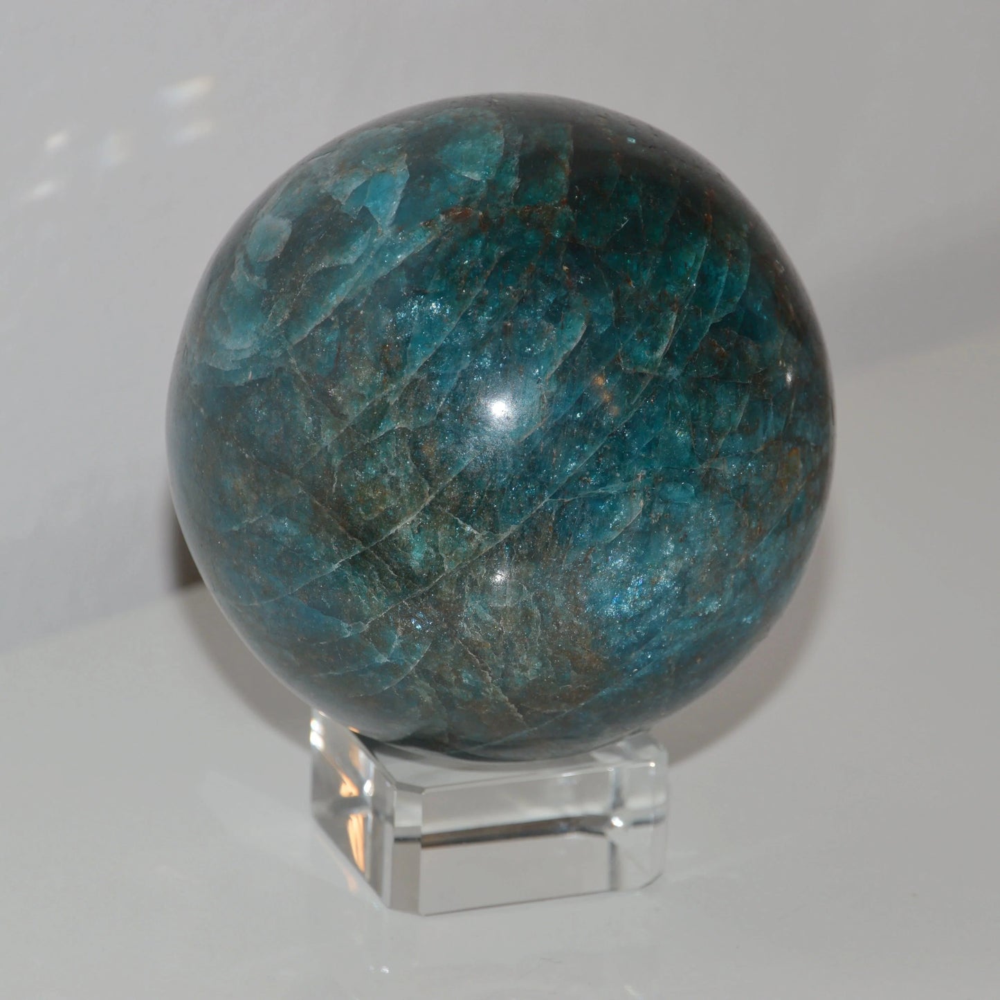 Dunkle Apatit Kugel, Groß – natürliche Farbe und einzigartige Struktur.