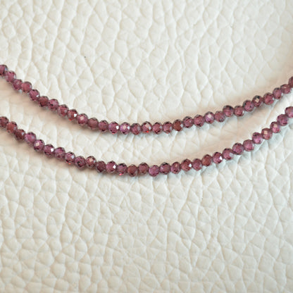 Echte Almandin Granat Kette mit facettierten Kristallperlen – 45 cm Edelstein Halskette. Nahansicht.