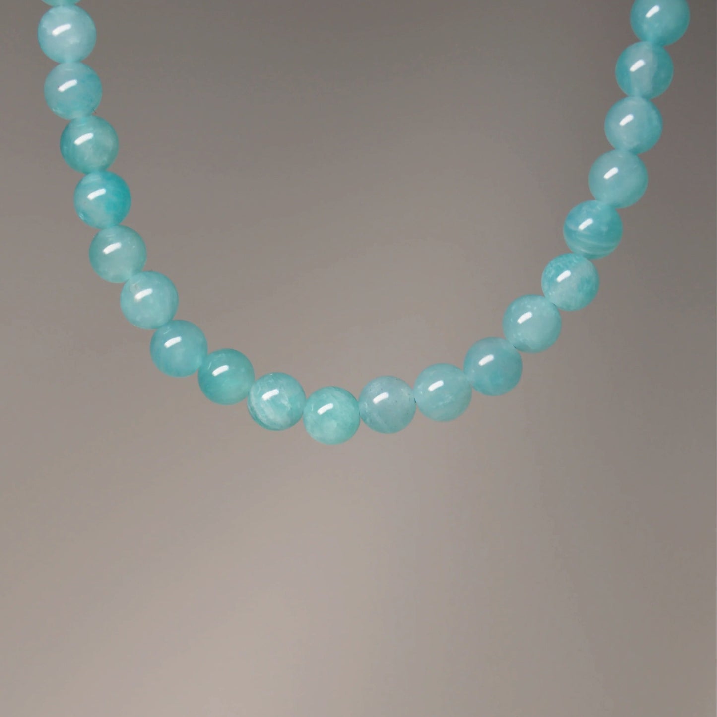Echte Amazonit Kette mit Kristallperlen – 45 cm Edelstein Halskette. Nahansicht.