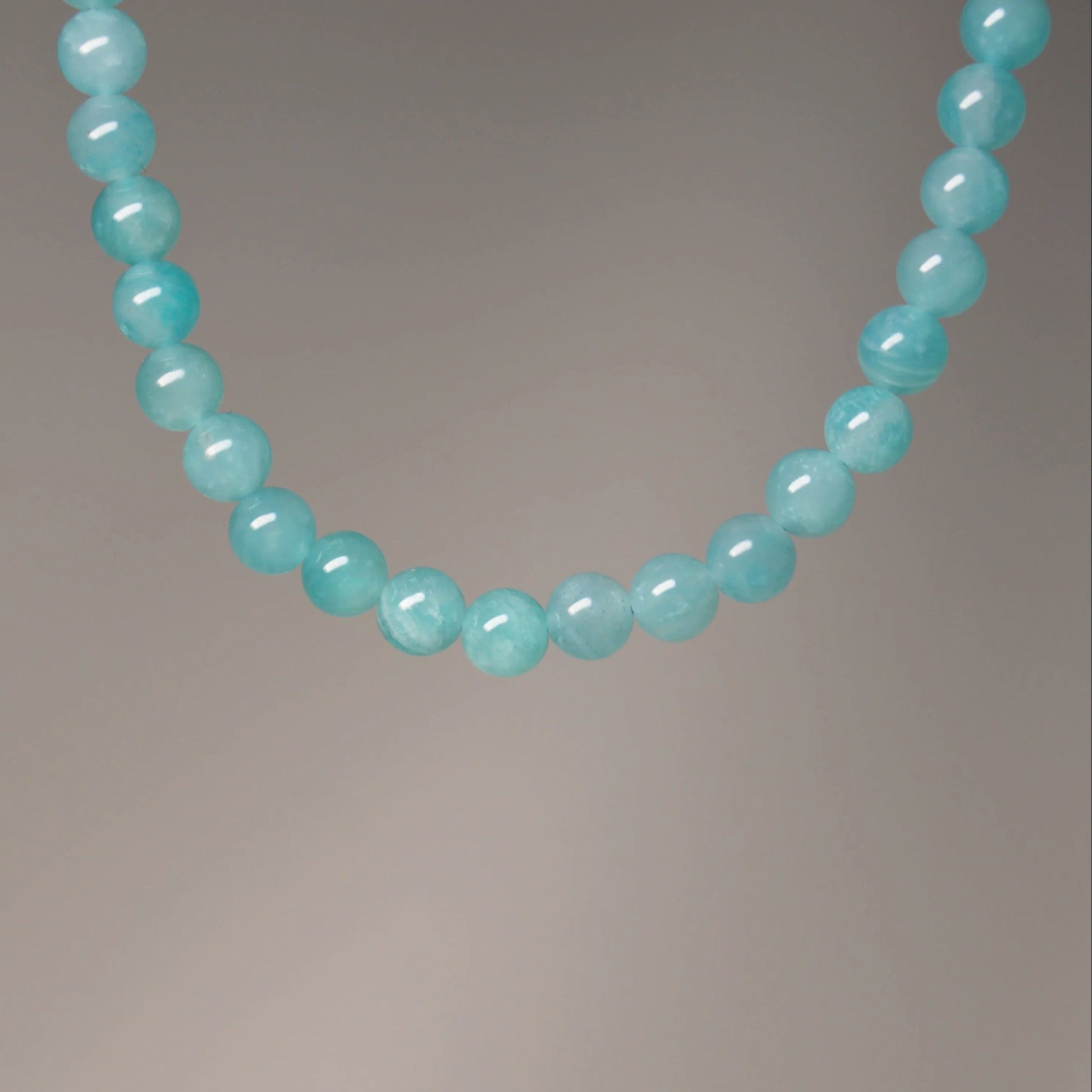 Echte Amazonit Kette mit Kristallperlen – 45 cm Edelstein Halskette. Nahansicht.
