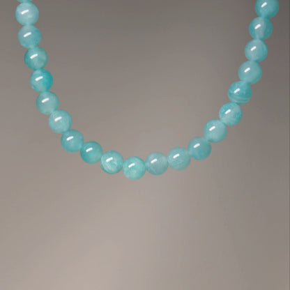 Echte Amazonit Kette mit Kristallperlen – 45 cm Edelstein Halskette. Nahansicht.