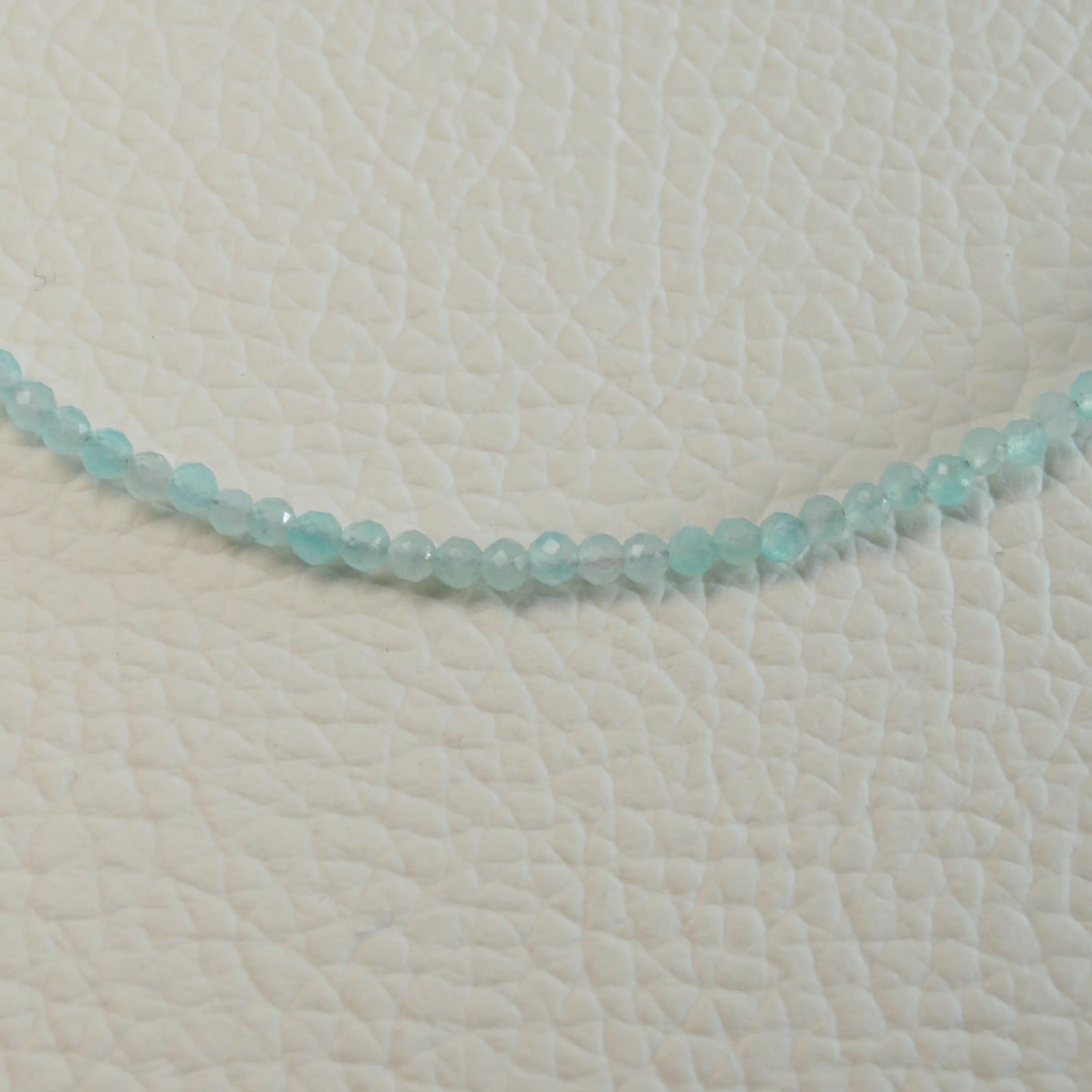Echte Amazonit Kette mit facettierten Kristallperlen – 45 cm Edelstein Halskette. Nahansicht.