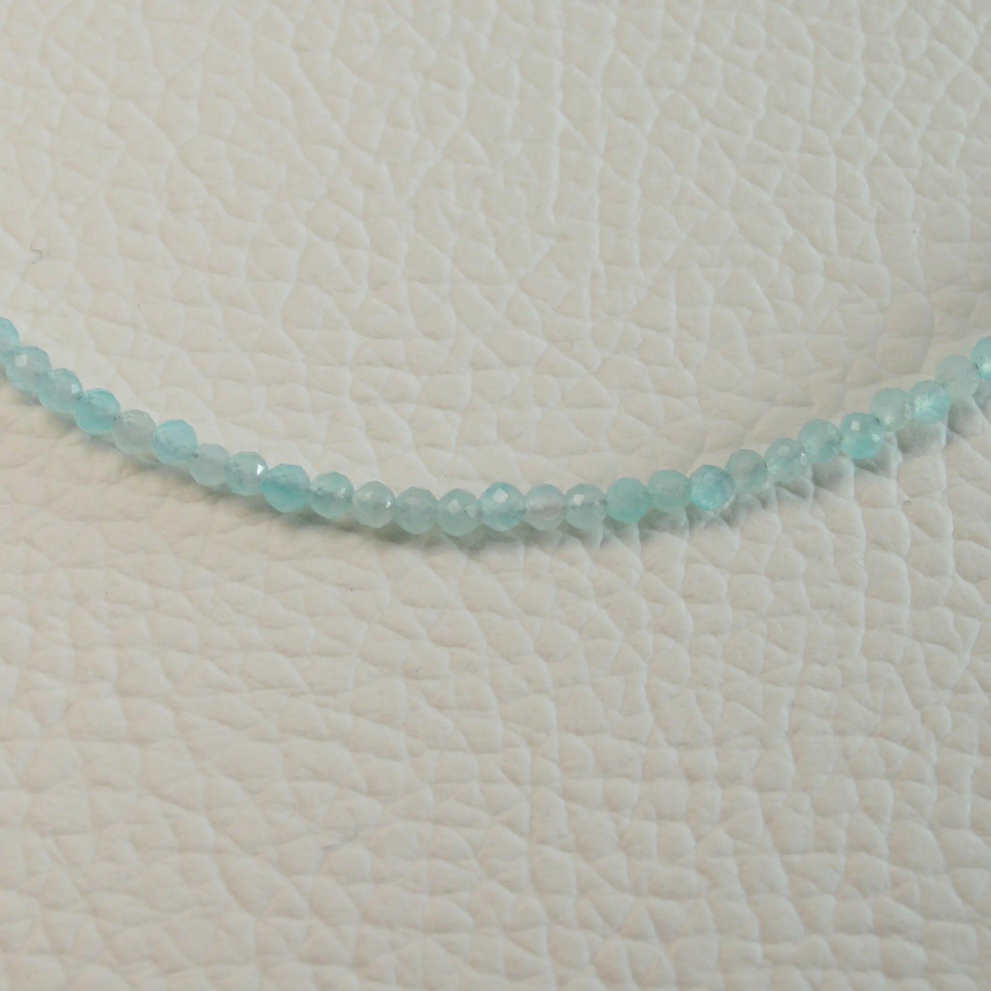 Echte Amazonit Kette mit facettierten Kristallperlen – 45 cm Edelstein Halskette. Nahansicht.