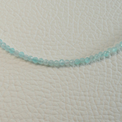 Echte Amazonit Kette mit facettierten Kristallperlen – 45 cm Edelstein Halskette. Nahansicht.