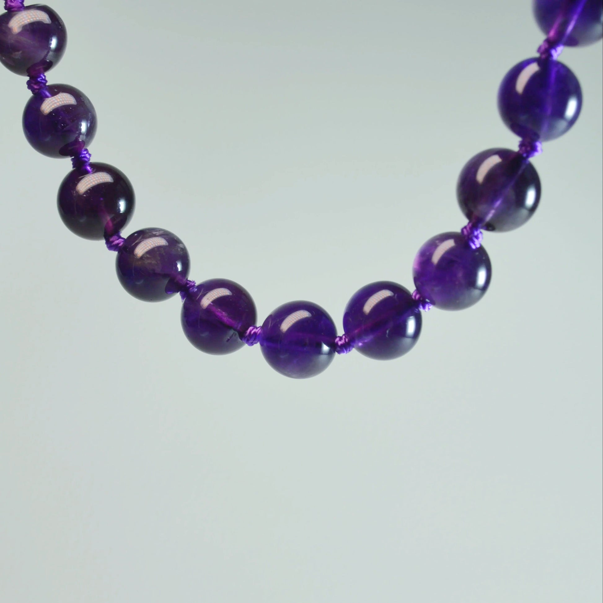 Echt Amethyst Kette mit hochwertigen Kristallperlen – 45 cm Edelstein Halskette. Nahansicht.