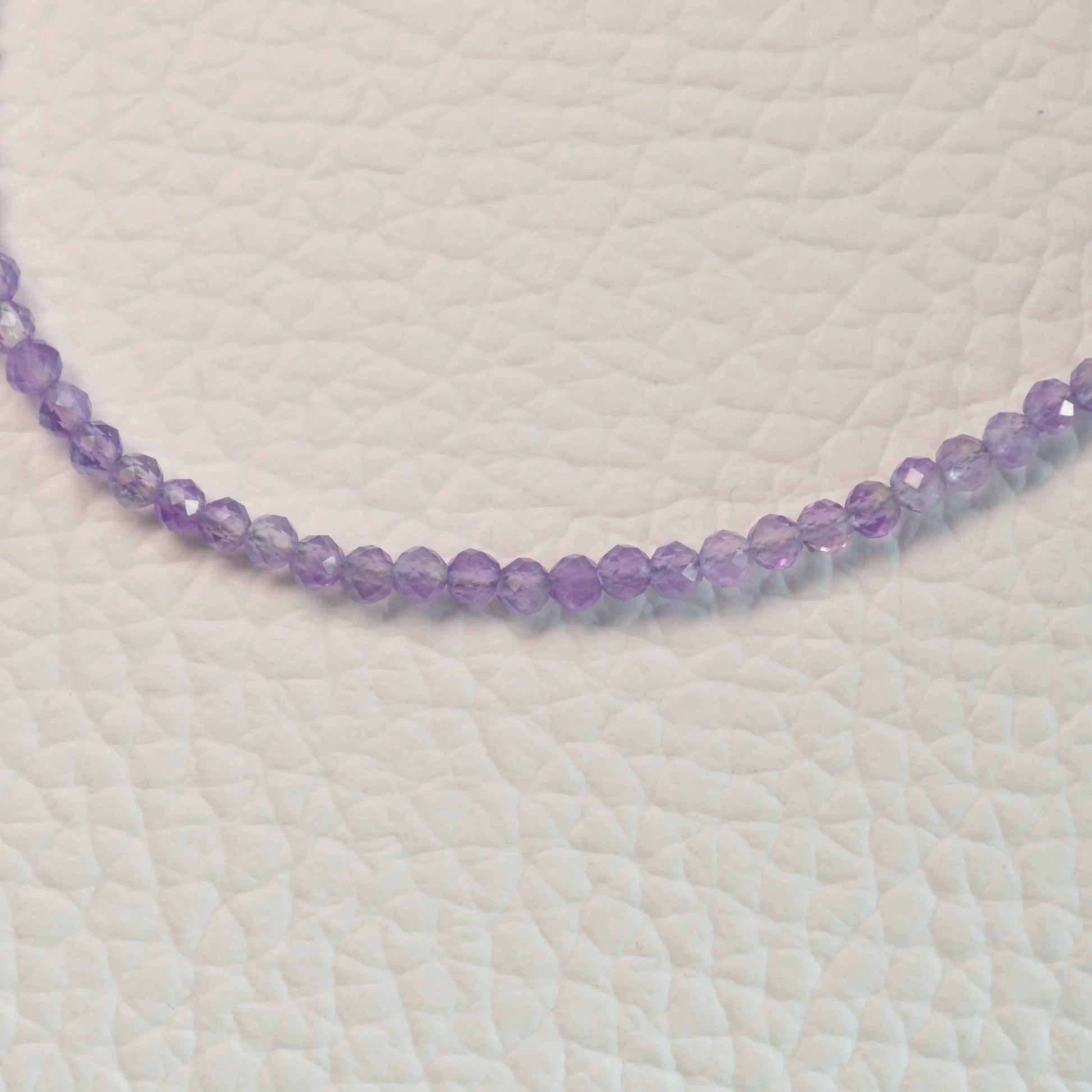 Echte Amethyst Kette mit facettierten Kristallperlen – 45 cm Edelstein Halskette. Nahansicht.