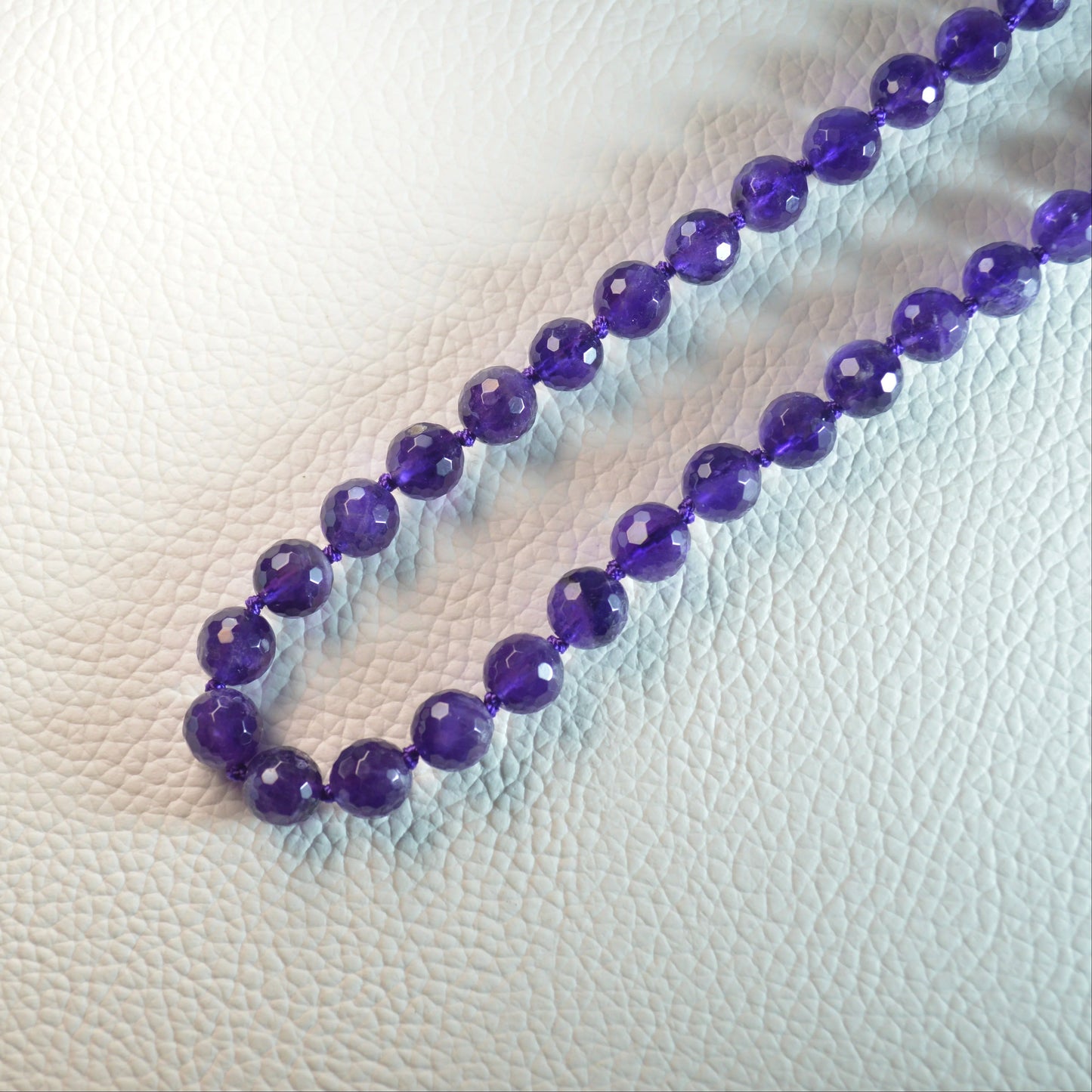 Echte Amethyst Kette mit facettierten Kristallperlen – 45 cm Edelstein Halskette. Nahansicht.