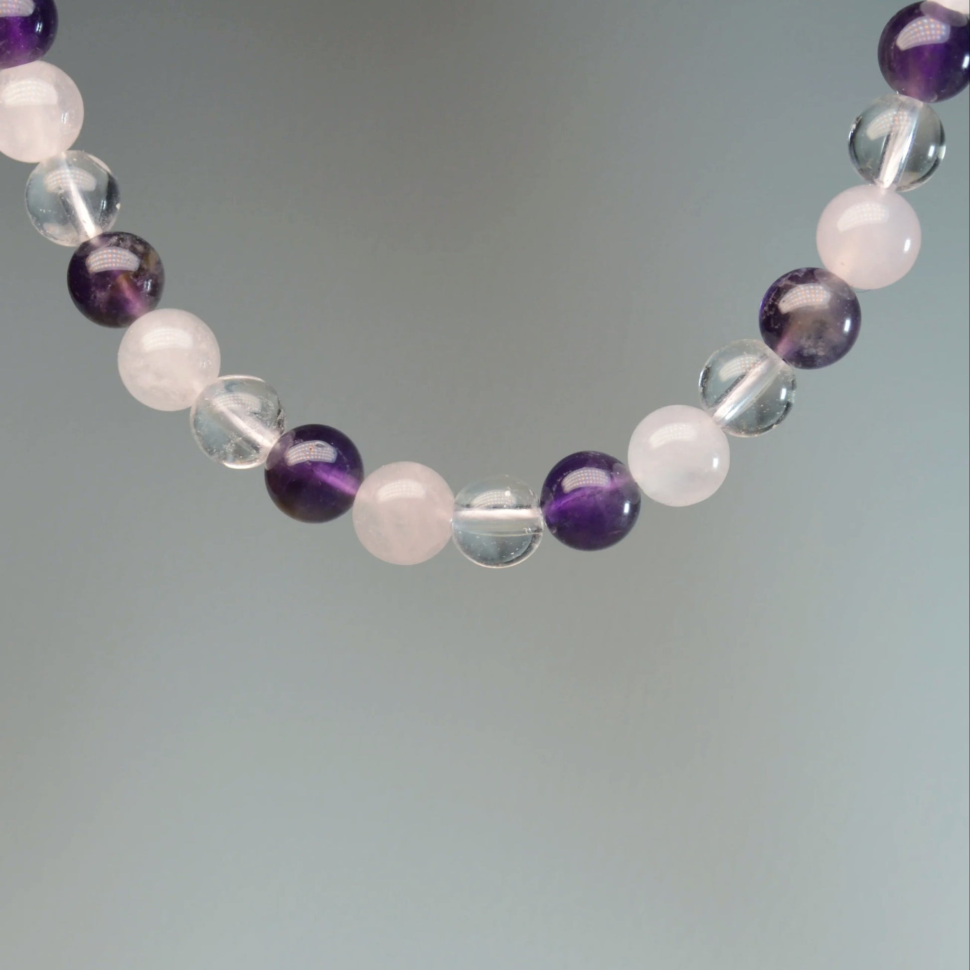Echte Amethyst Rosenquarz Bergkristall Kette mit 6mm Kristallperlen – 45 cm Edelstein Trio Halskette. Nahansicht.