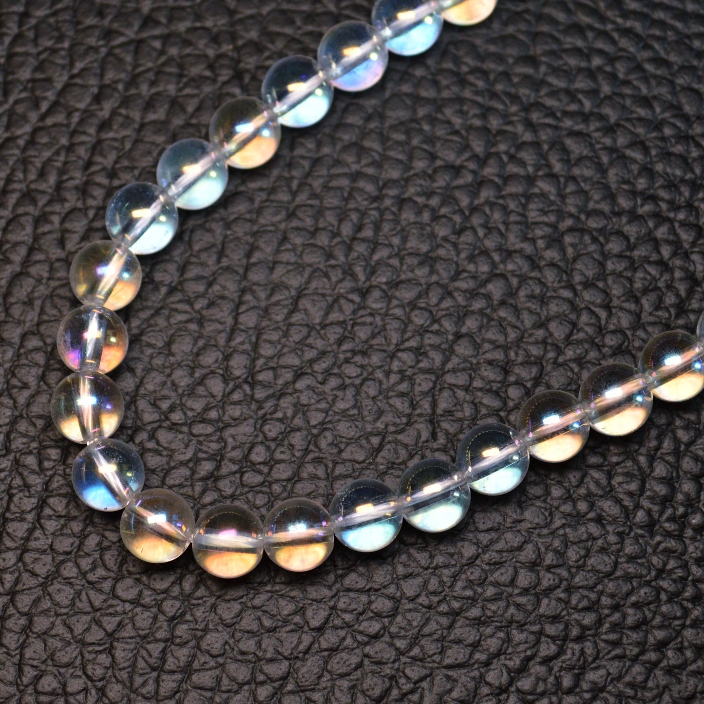 Echte Angel Aura Bergkristall Kette mit klaren Kristallperlen – 45 cm Edelstein Halskette. Nahansicht.