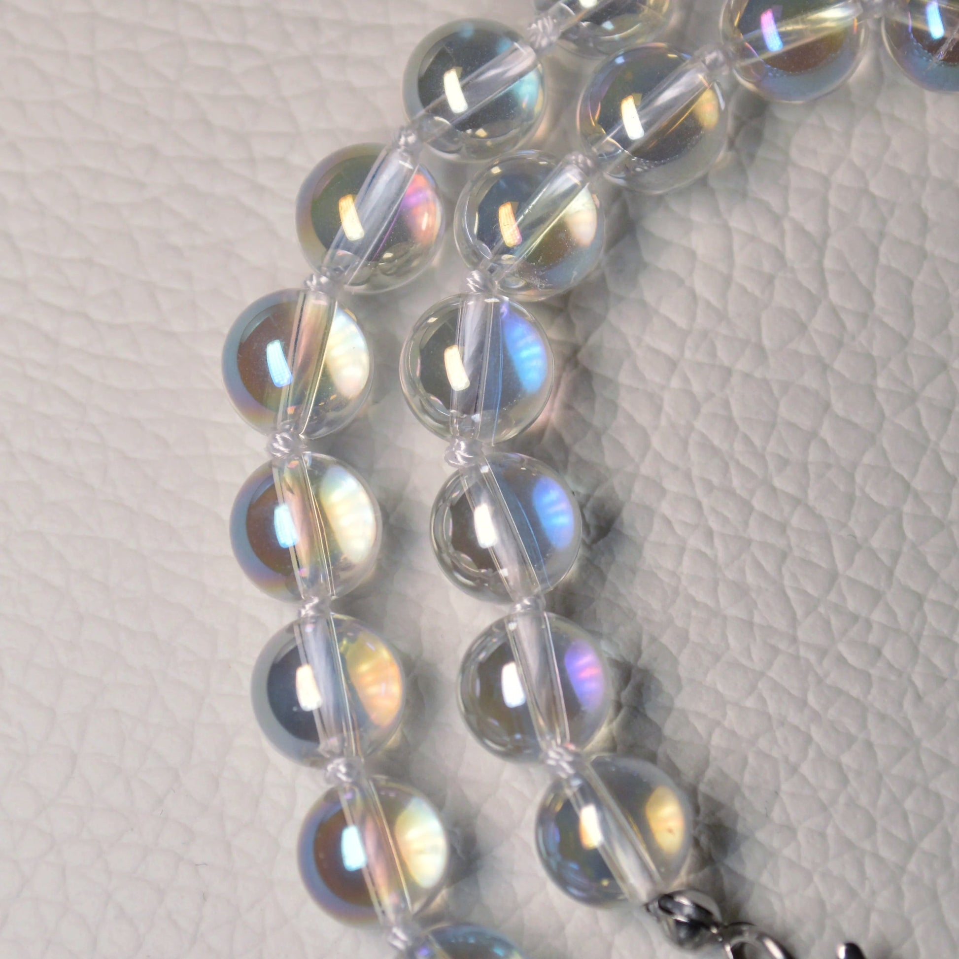 Echte Angel Aura Bergkristall Kette mit klaren Kristallperlen – 45 cm Edelstein Halskette. Nahansicht.