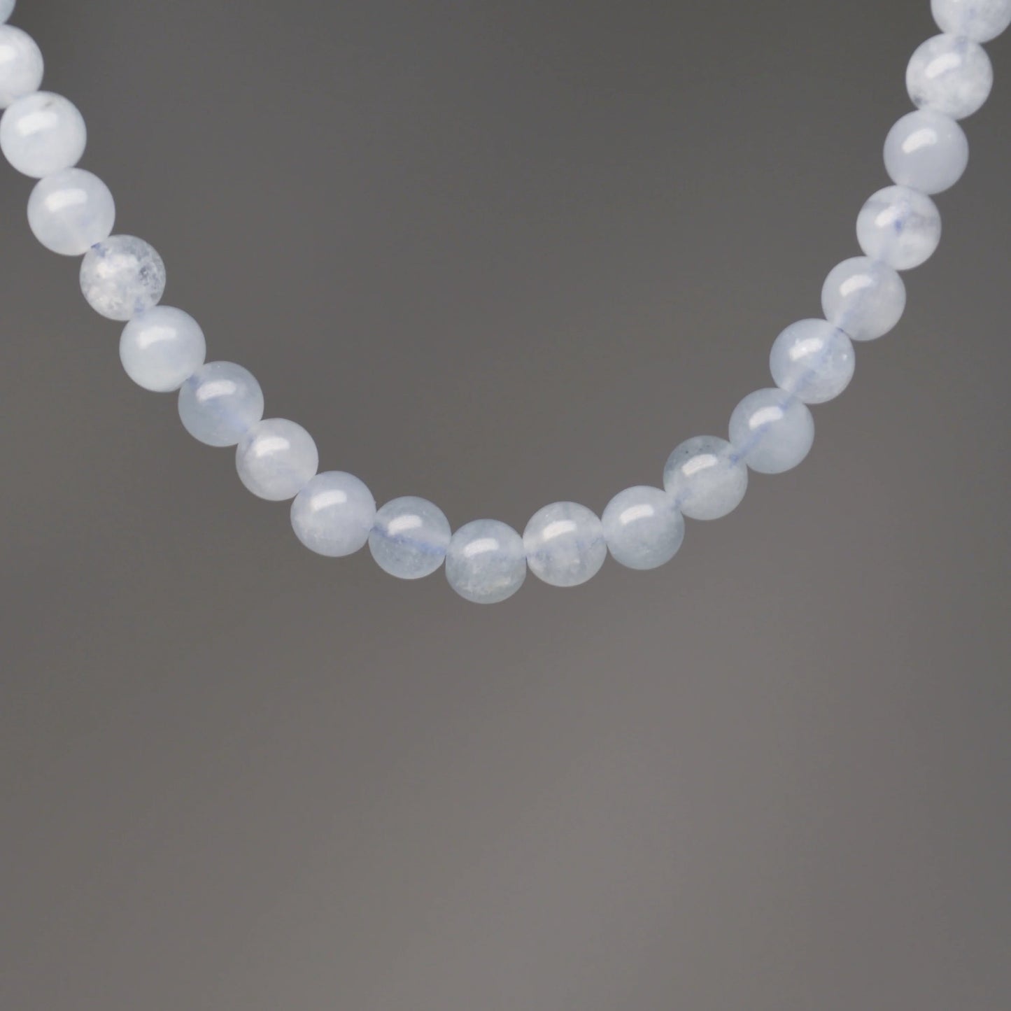 Echte Aquamarin Kette mit Kristallperlen – 45 cm Edelstein Halskette. Nahansicht.