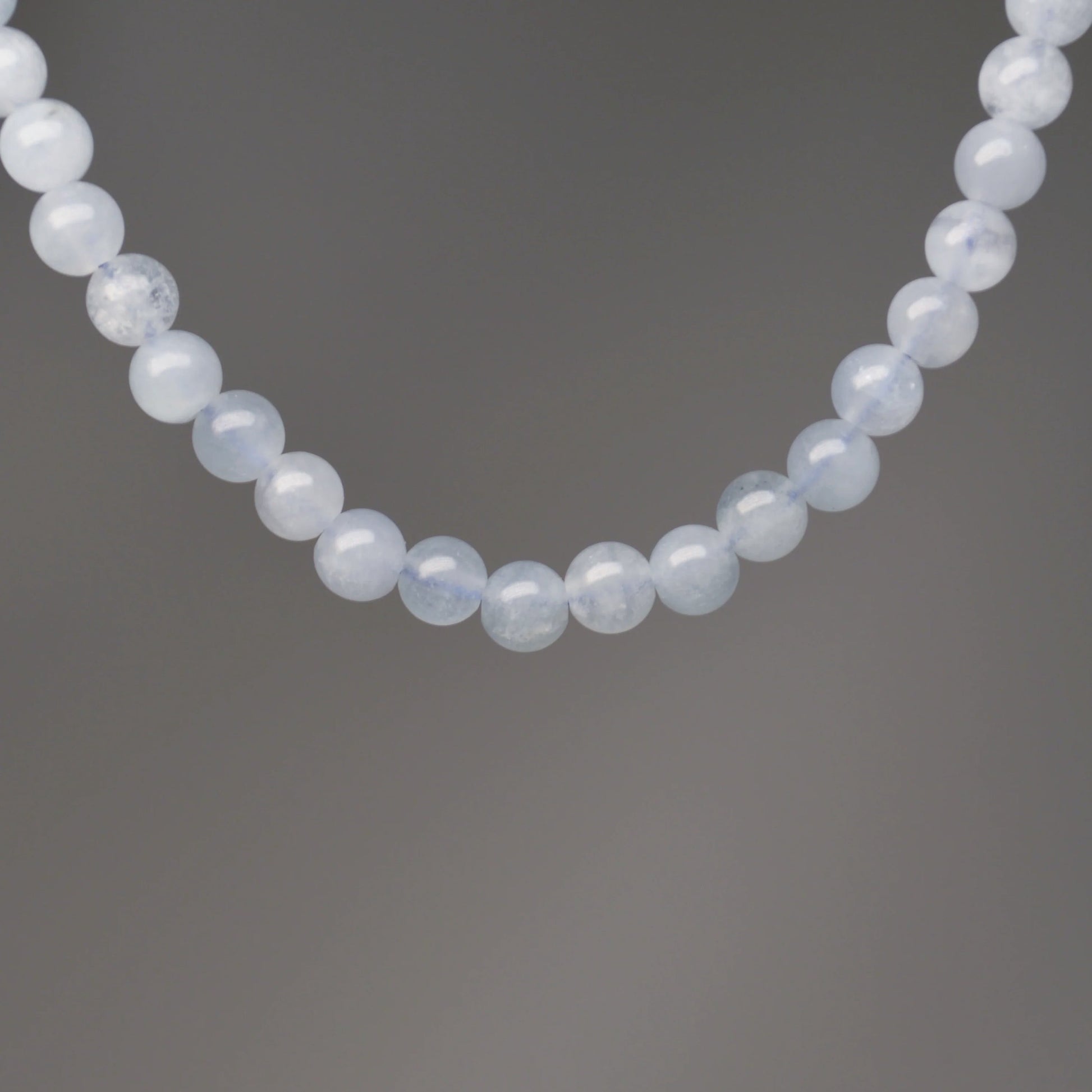 Echte Aquamarin Kette mit Kristallperlen – 45 cm Edelstein Halskette. Nahansicht.