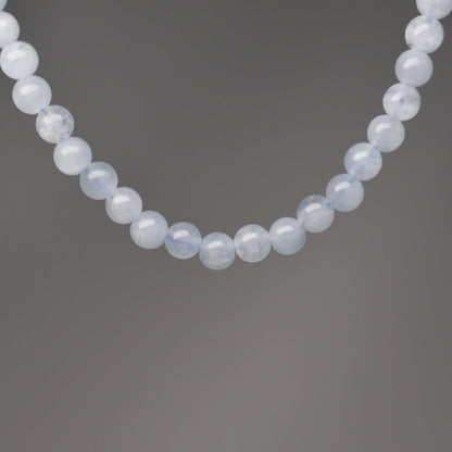 Echte Aquamarin Kette mit Kristallperlen – 45 cm Edelstein Halskette. Nahansicht.