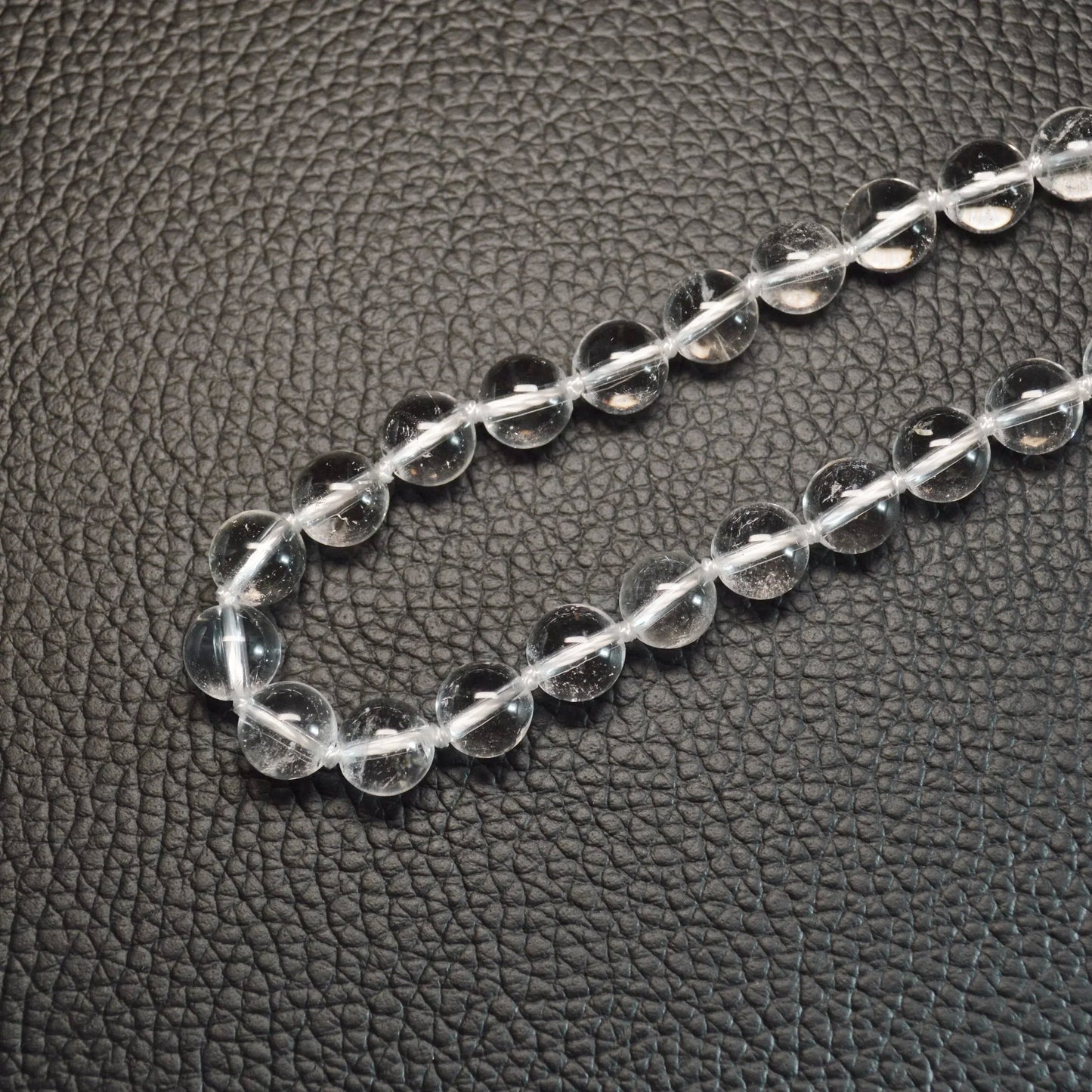 Echte Bergkristall Kette mit klaren 8mm Kristallperlen – 45 cm Edelstein Halskette. Nahansicht.