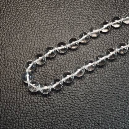 Echte Bergkristall Kette mit klaren 8mm Kristallperlen – 45 cm Edelstein Halskette. Nahansicht.