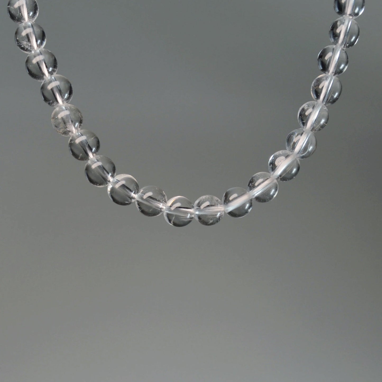 Echte Bergkristall Kette mit klaren Kristallperlen – 45 cm Edelstein Halskette. Nahansicht.